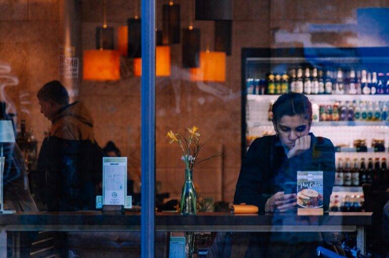 The Psychology of Emotional Branding in Influencer Marketing